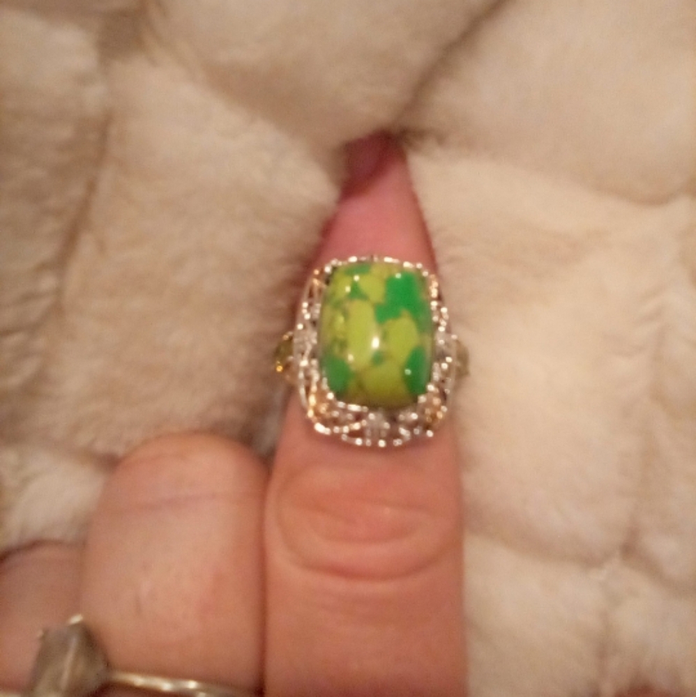 Elegant Green and Silver Women's Ring